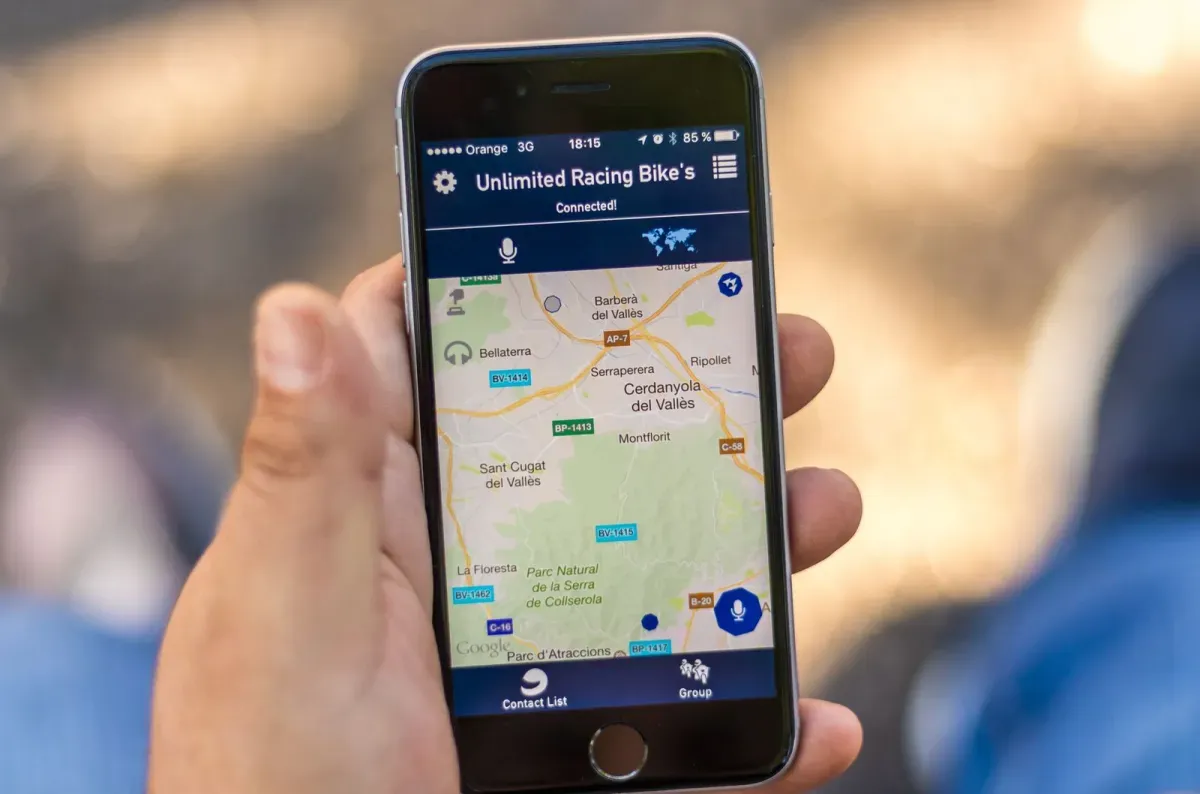 Mão segurando um celular com um mapa de localização