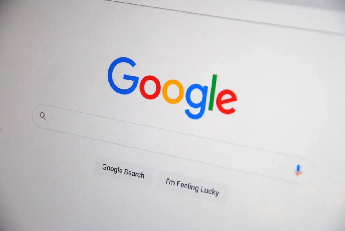 Página inicial do Google exibida em close na tela, com a barra de pesquisa em destaque.