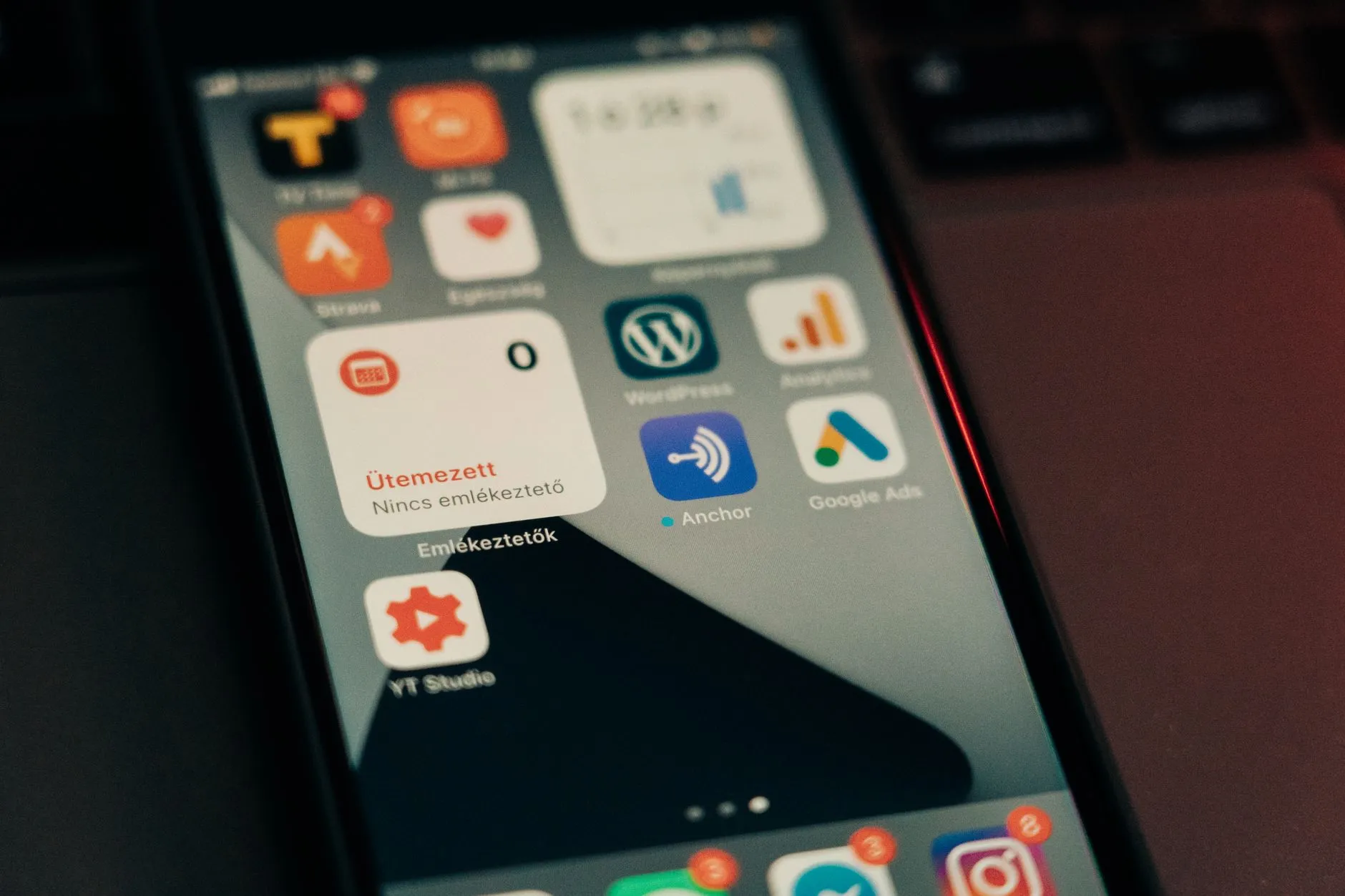 Tela de celular com aplicativos de negócios e redes sociais
