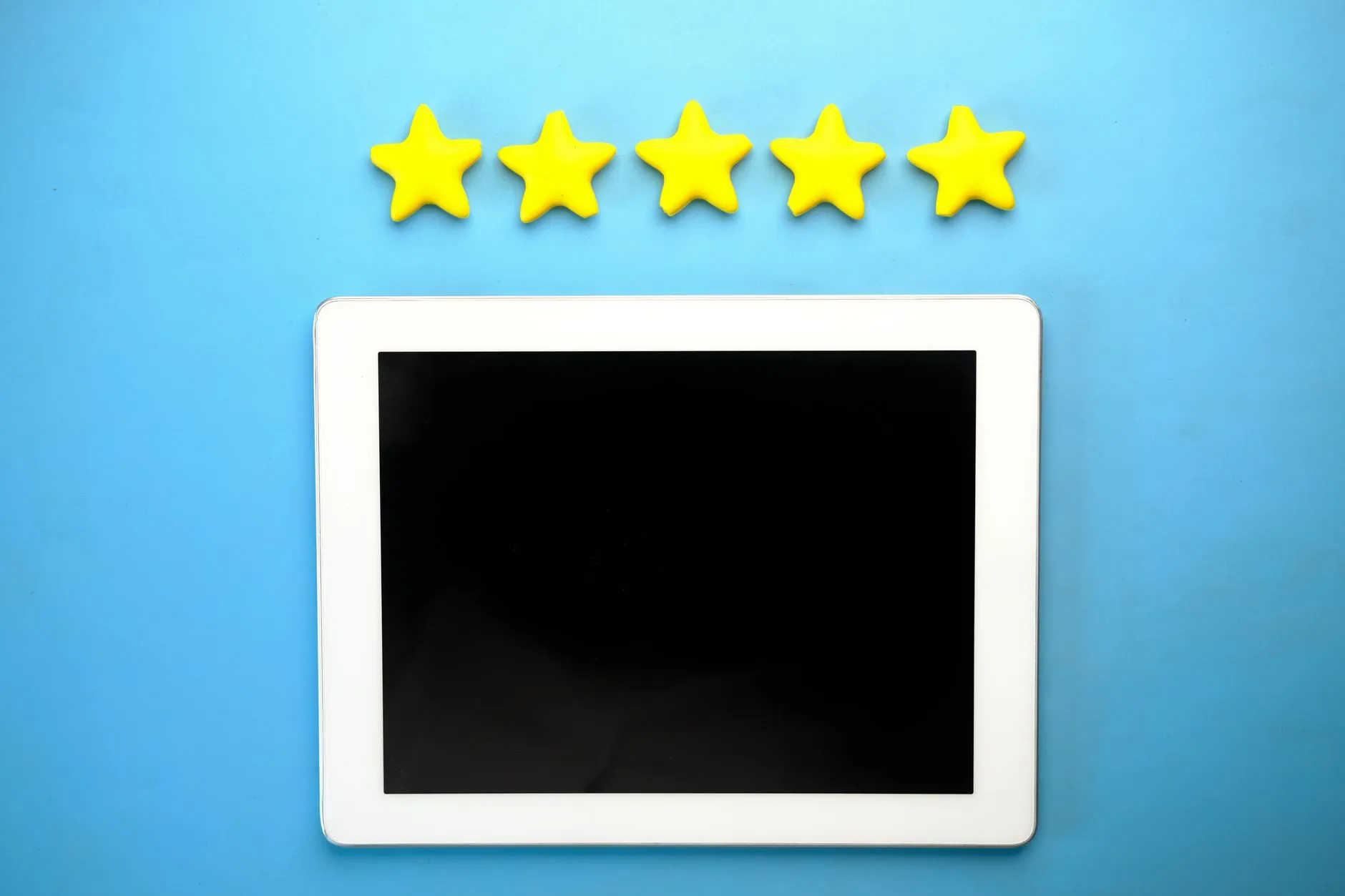 Celular exibindo avaliações e estrelas de um estabelecimento, como aparecem no Google.