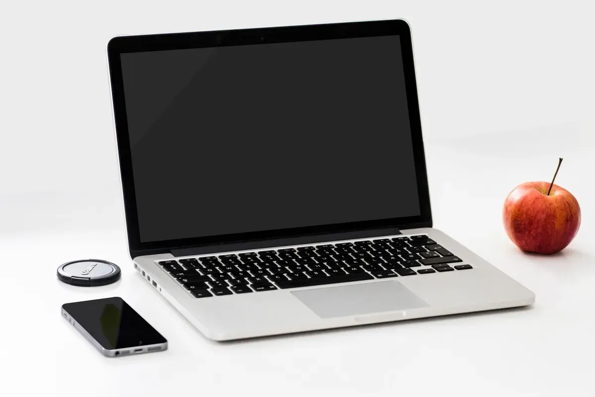 Laptop e câmera prontos para o trabalho de criação de site