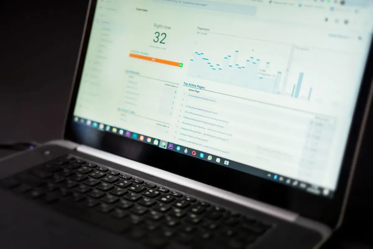 Painel de analytics mostrando tráfego do site em tempo real