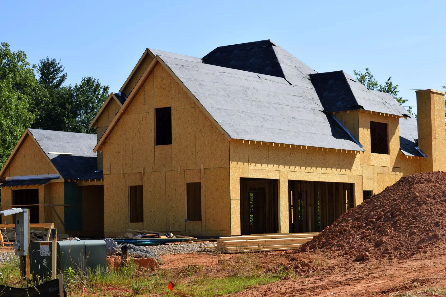Casa em construção com estrutura de madeira e telhado