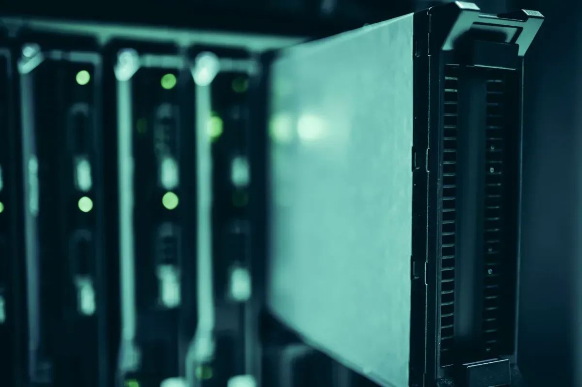 Servidores em rack de um data center com luzes verdes acesas