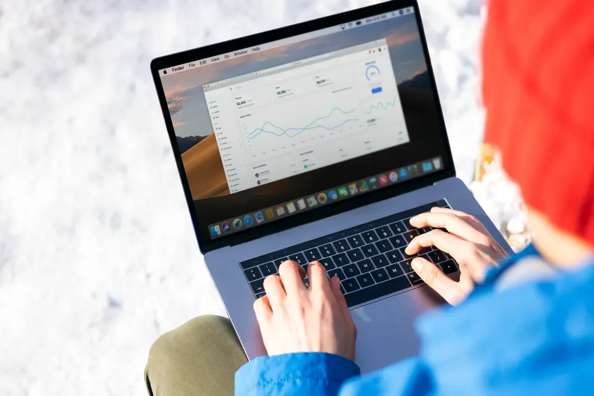 Notebook exibindo um painel de análise de dados com gráficos