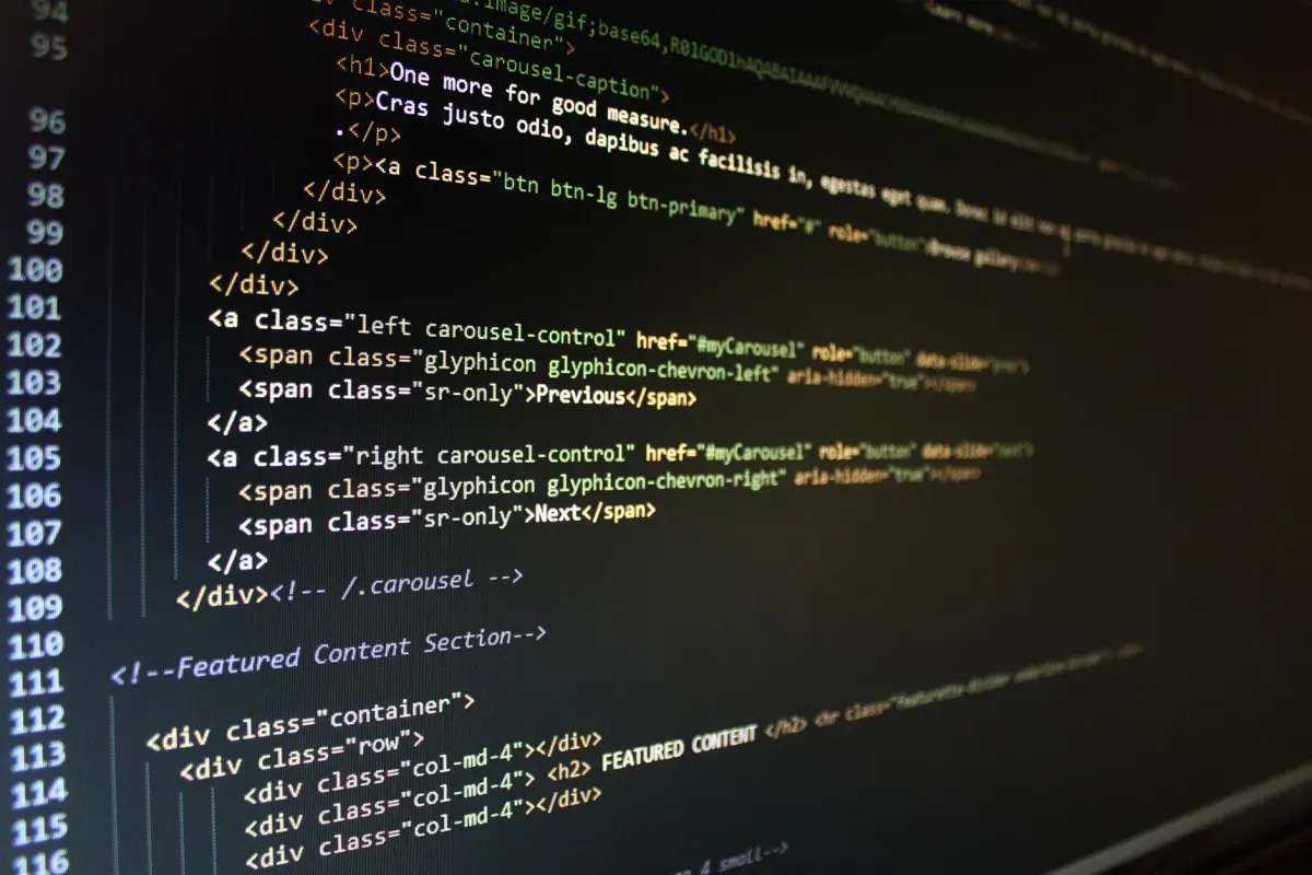 Código HTML de uma página na tela, com tags h1, h2, links e atributos aria