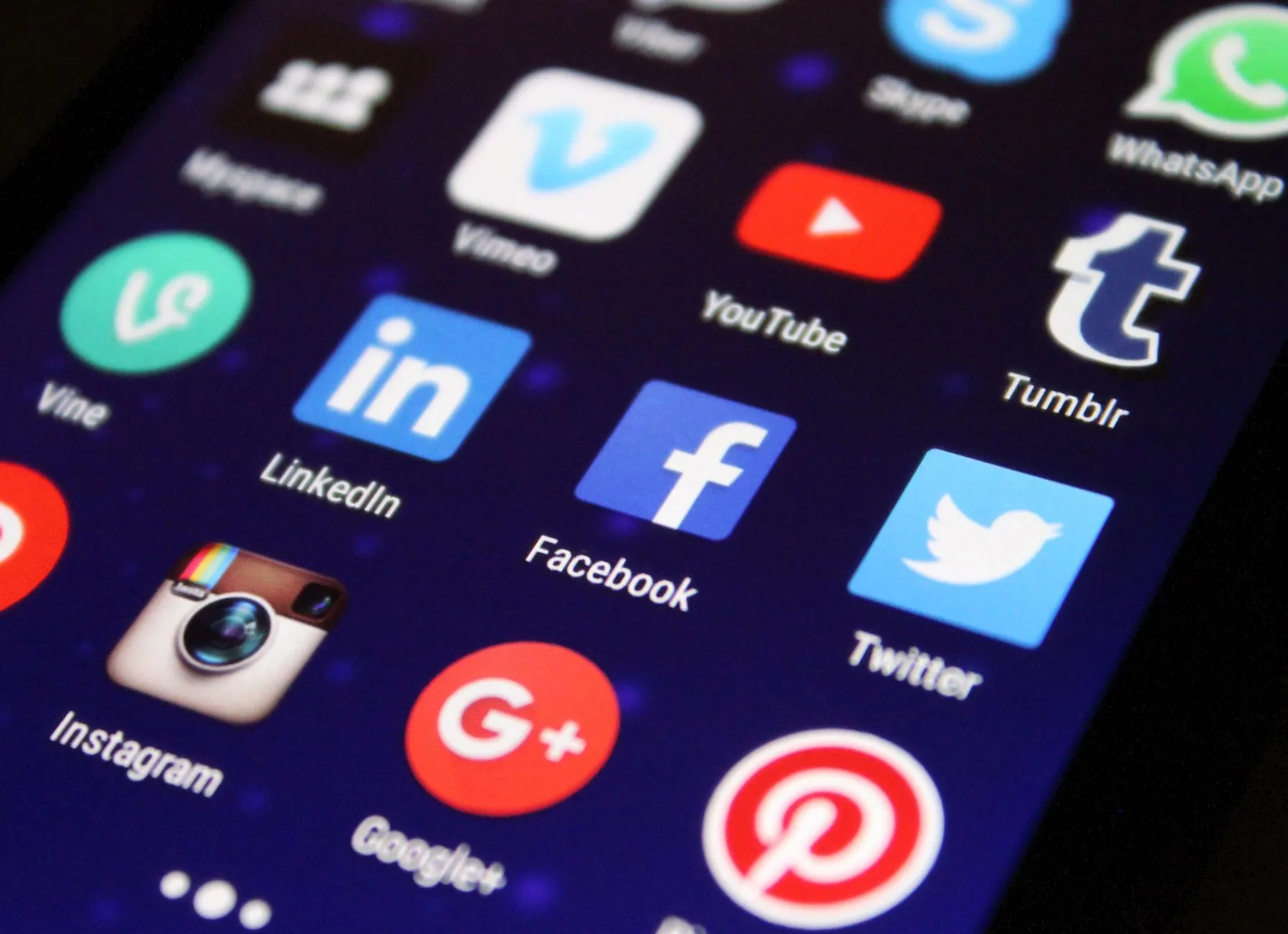 Tela de celular com ícones de aplicativos de redes sociais