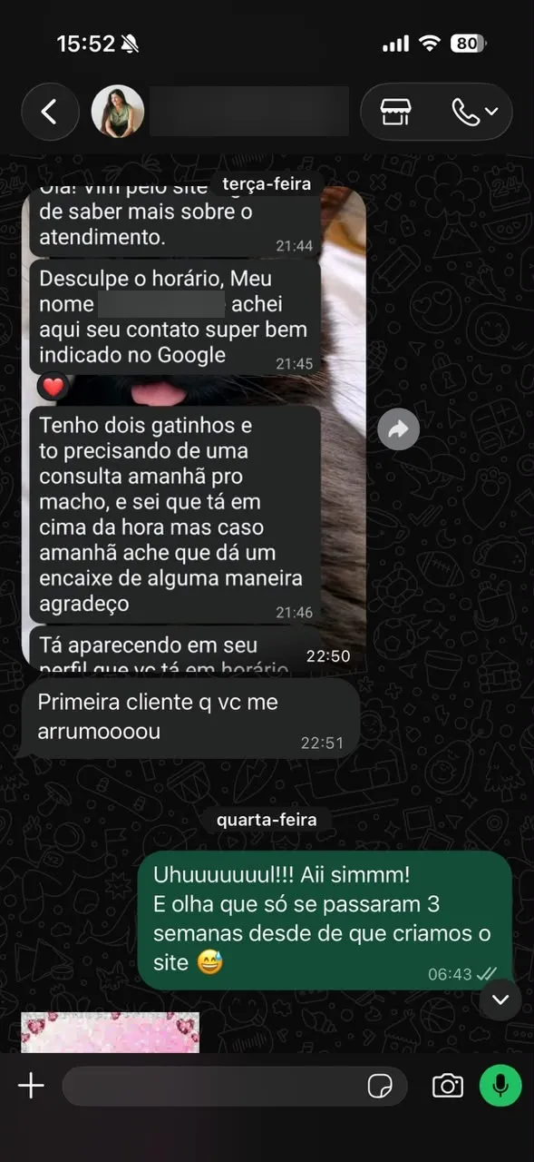 Conversa no WhatsApp: tutora conta que achou a Dra. Clara Gomez bem indicada no Google e pede uma consulta para o gato; Clara comemora a primeira cliente vinda do site